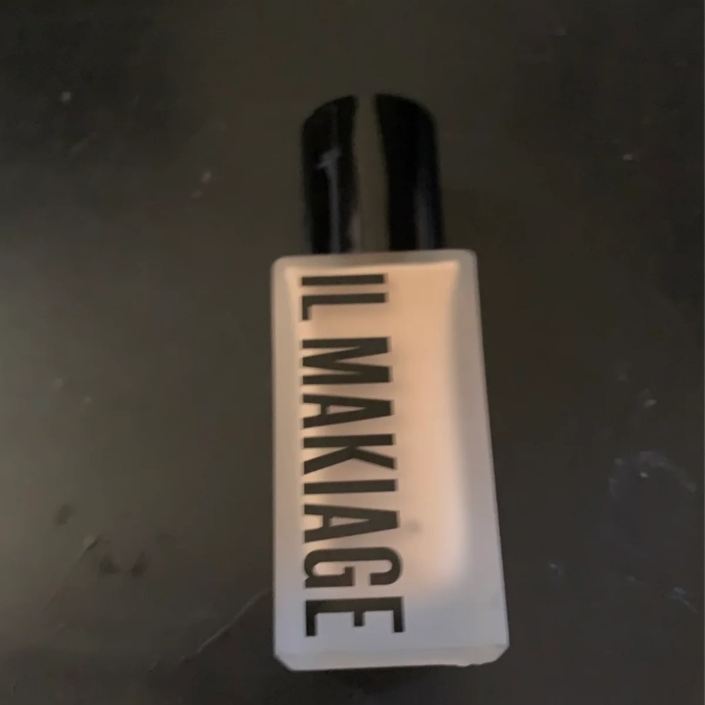 Used Il makiage foundation. Shade #50